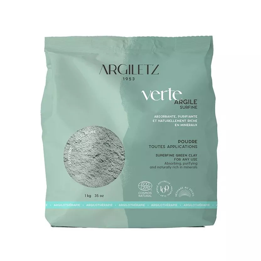 Sachet d'argile verte surfine de 1 kg sur fond blanc. L'argile verte est indiquée comme étant purifiante, absorbante et naturelelment riche ne minéraux et adaptée à toutes applications.