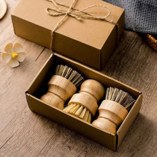 Ensemble de brosses nettoyage naturelles en bois dans une boîte en carton écologique