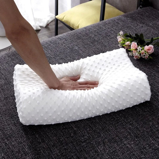 Oreiller mémoire de forme blanc avec textures douces pour un soutien optimal du cou et confort