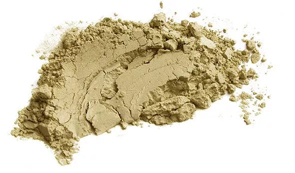 Argile jaune en poudre sur fond blanc. idéale pour des masques visage, pour tout type de peaux.