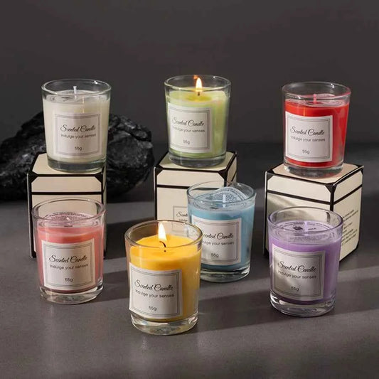 Collection de bougies aromathérapie soja dans des pots en verre, différentes couleurs et parfums