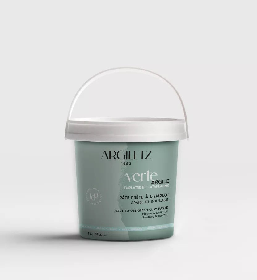 Seau de 1 kilogramme d'argile verte prête à l'emploi. Il est indiqué que cette pâte d'argile apaise et soulage lorsqu'elle est utilisée, et est adaptée à tout type de peau.