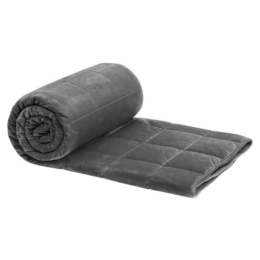 Couverture lestée anti-stress gris roulée, idéale pour apaiser l'anxiété et améliorer le sommeil.